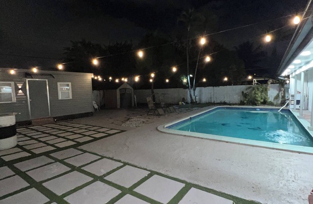 5 min. From The Guitar Charming 1-bedroom apartment with AC, WiFi in Hollywood