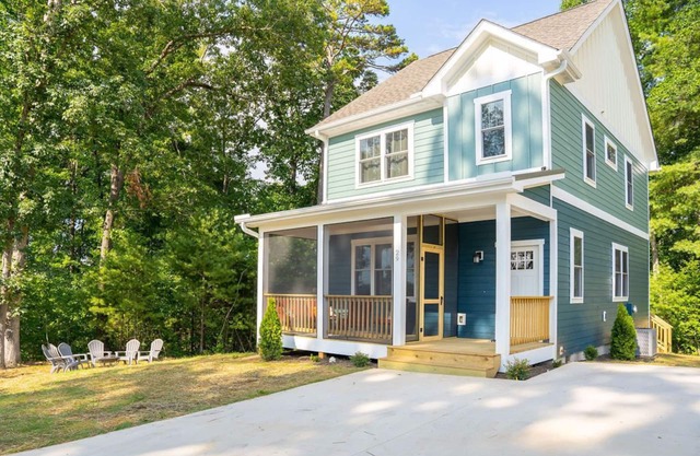 5 min to Biltmore & 10 to Downtown. New adorable neighborhood.