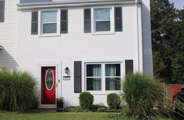 5 min to Downtown C'ville, 3b/2b Comfortable!