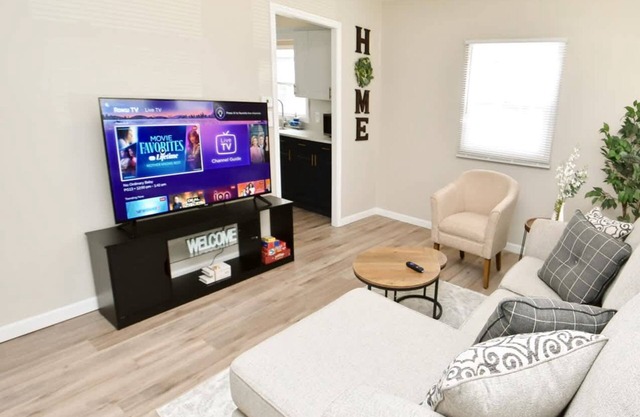 5 min walk to Notre Dame! Modern home (517)