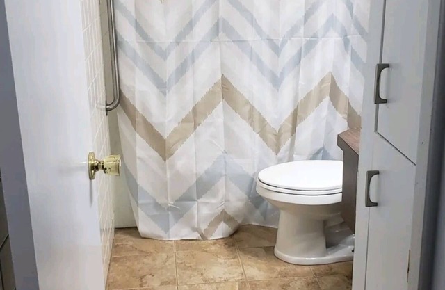 5 minutes from Tech/UMC/book a quaint 3 bedroom home w/wifi and laundry