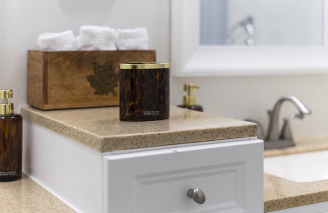 5 minutes STL Airport! Family-sized town home with full kitchen