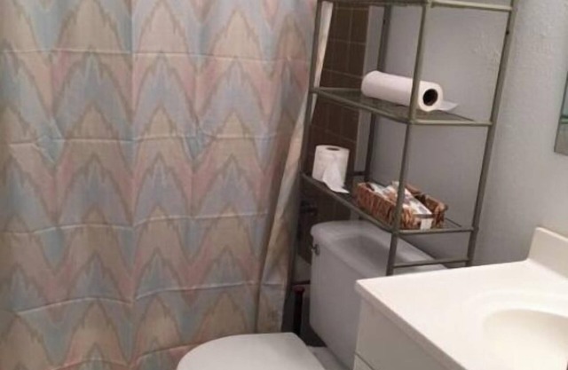 5 minutes to historic district. Family-sized house near lagoon.