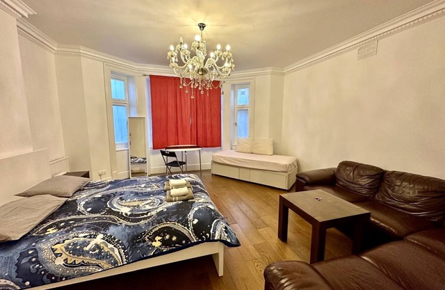 5 Minutes To Hyde Park and Oxford Street, 5 Bedrooms Apartment