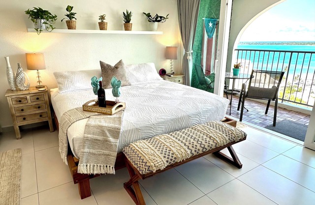 5 minutes to SJU airport, Steps to Isla Verde Beach, 16th Fl. w/Prkg @ESJ Towers