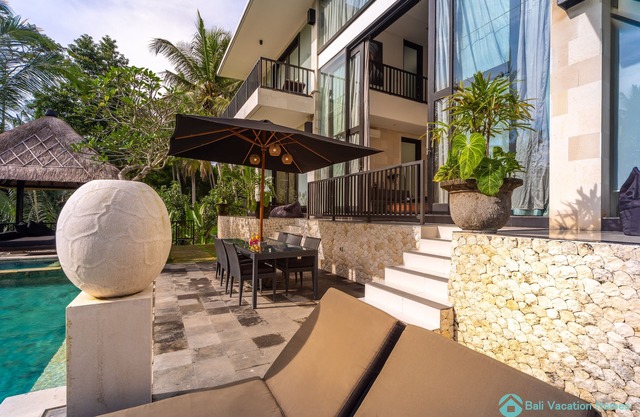 5 * Pool villa in Ubud with free airport pick up and free use of bikes!
