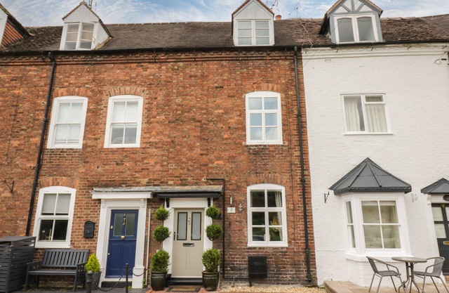 5 RIVERSIDE, romantic, with open fire in Bridgnorth