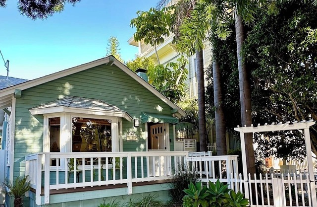 5-STAR Beach Bunny Cottage Vacation Rental in Santa Barbara 2-Blocks to Beach!