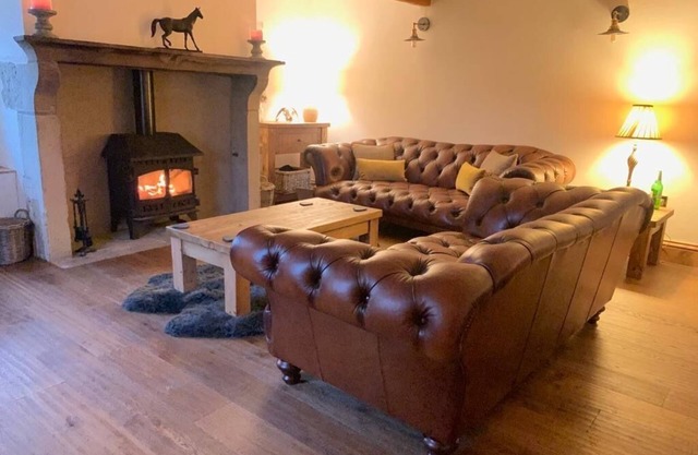 5 Star Cottage on The Green with Log Burner (Dog Friendly)