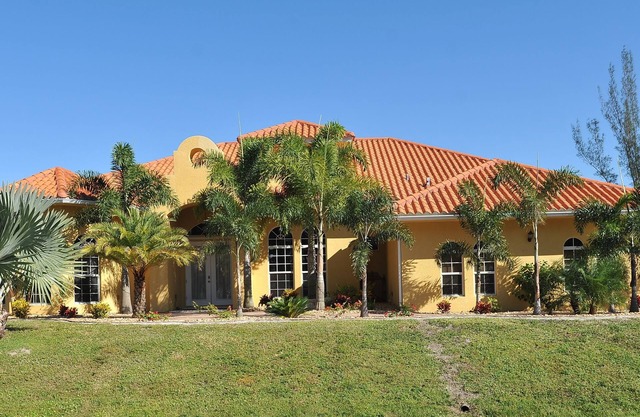 5 Star Exquisite Villa Retreat with Pool on Canal