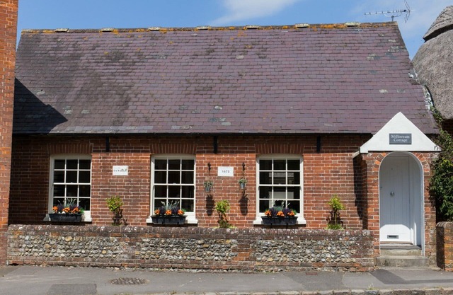 5-STAR LUXURY 'SPA-LIKE' COTTAGE RETREAT ON MILLSTREAM BY SEA in OLD BOSHAM