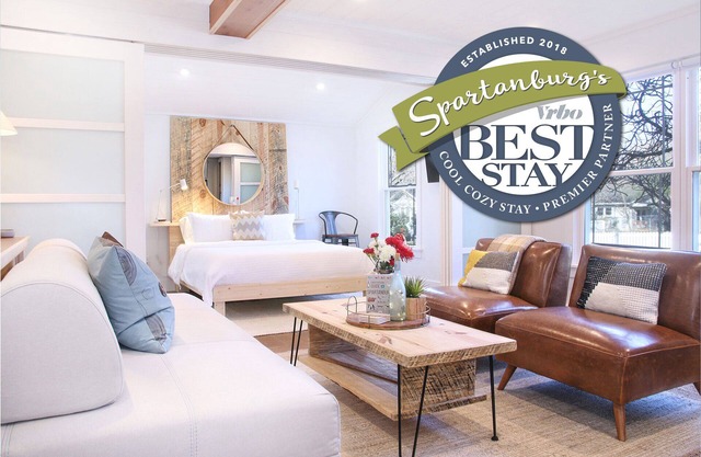 5★ Stunning Designer Cottage In Beautiful Neighborhood - Walk to Downtown
