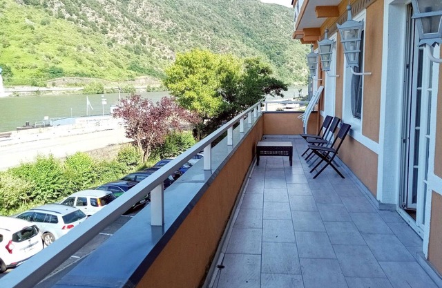 5 Zimmer Wohnung Direkt am Rhein mit Großem Balkon, Küche, WZ uvm