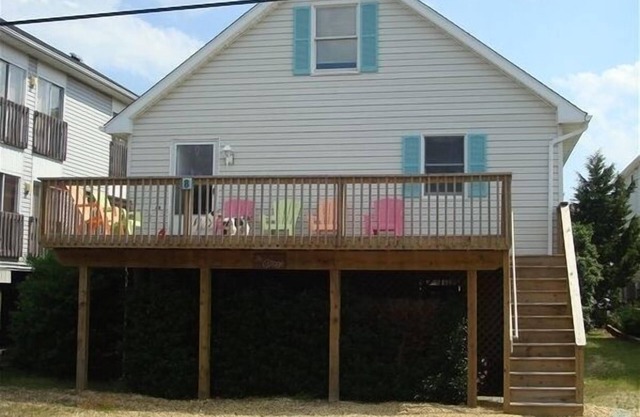 50 feet to the beach! Big deck, porch, 3 large BRs, Wi-fi, cable, o/d shower!