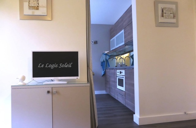 50 m from the Versailles castle park and 500 m from the shopping center Parly 2