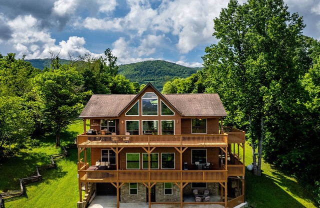 5000 Sq, Ft, Cabin on 1 Acre-Beautiful Views-Dogs Allowed