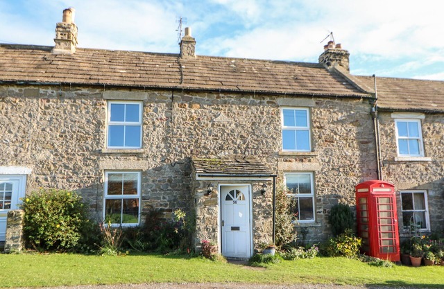 56 THE GREEN, pet friendly, character holiday cottage in Richmond