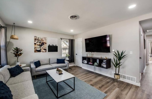 5BR-A/C-Full Kitchen-Smart TV-Backyard-Parking-BBQ