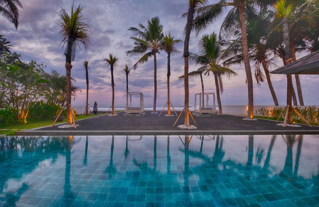 5BR Beachfront Villa In Sabah Beach - 6Min Drive To Bali Safari And Marine Park!