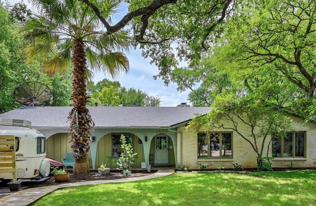 5BR Double Unit On Creek - LARGE YARD - Sleeps 12