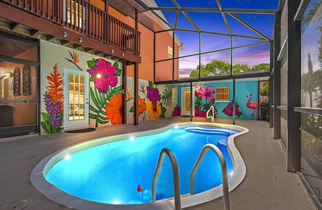 5BR family home w/Heated Pool ! Enjoy St Pete & the BEACH