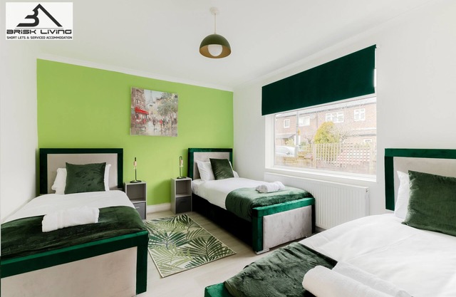 *5BR house*Free Parking*offA12*Families*Sleeps13*