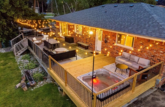 5BR Lakehouse near Pine Knob with Jacuzzi!