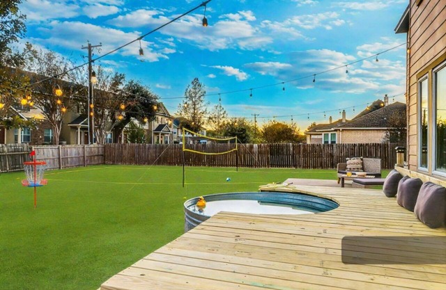 5BR Retreat: Arcade, Cowboy Pool & Volleyball Oasis in Huge Backyard