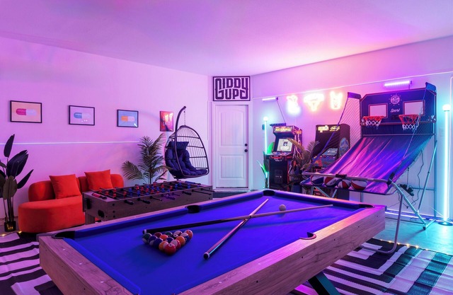 5min DT Luxe House with Game Room, Arcades, Billiards, Foosball, Washer/Dryer