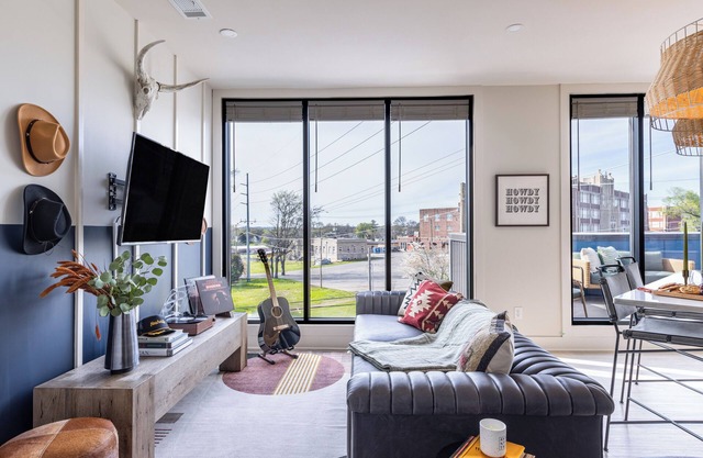 5mins to Downtown | 2BDR Suite w/Large Balcony!