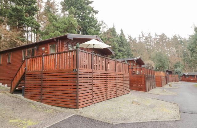 6 ASTBURY FALLS, luxury holiday cottage, with a garden in Bridgnorth