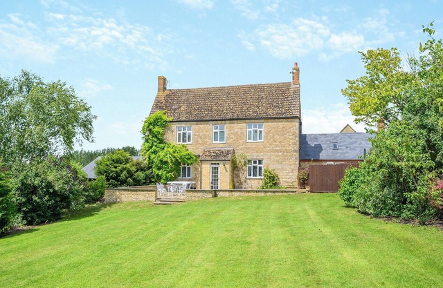 6 bedroom accommodation in Bletchingdon
