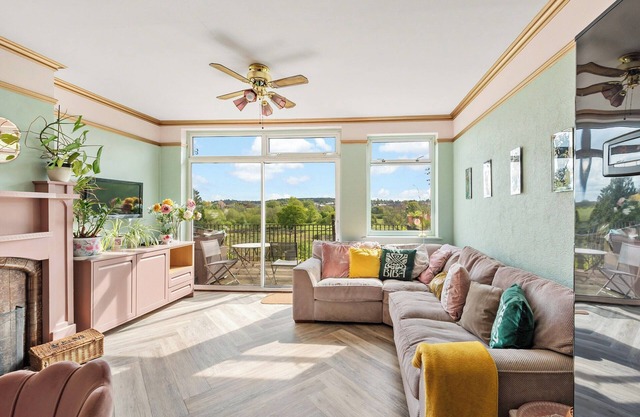6 bedroom accommodation in Worcester