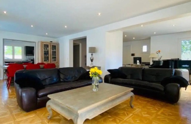 6 Bedroom Villa in Saint-Nom-la-BretÃ¨che