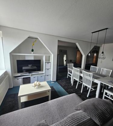6 bedroom Private APARTMENT & Lounge