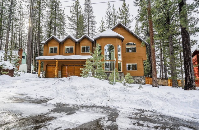 6 BR Lux Chalet-Hot Tub & Jetted Tub walking distance to Tesla charging station.