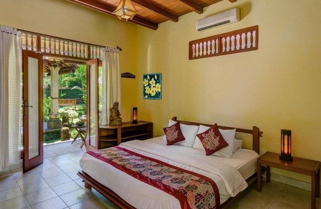 6-BR Surrounded By Stunning Garden Inclusive Breakfast for 12 Person.