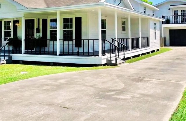 6 BRs Spacious Charming House, Great Neighborhood