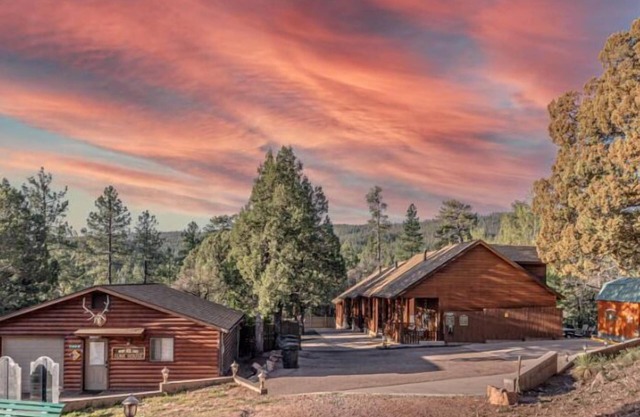 6 Cabins with Kitchens+Gameroom&Playground