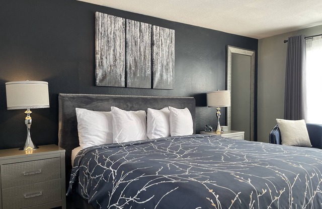 #6 King- View of Lake Superior, 2 minute walk to Burlington Bay!