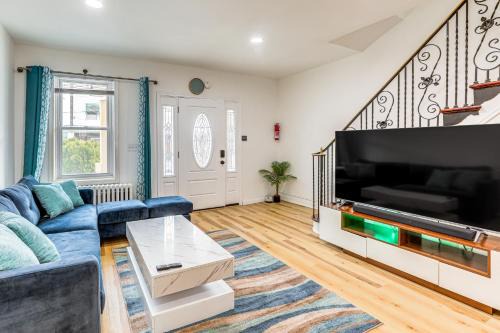 6 Mi to Eagles Games Stylish Philly Townhome!