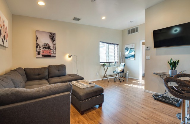 6 Mi to Griffith Park: Apt in Los Angeles w/Yard!