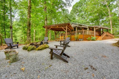 6 Miles to Helen Cabin with Hot Tub and Views!