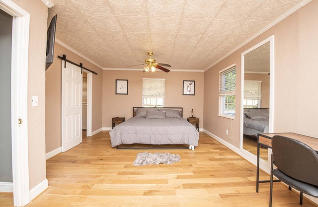 6 Min Off exit 407 Hot Tub Firepit Spacious Game Room Fenced Large Yard