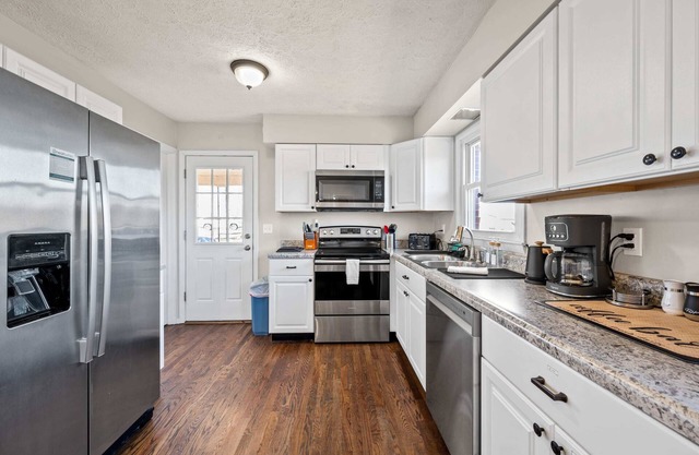 6 Min to Ark, Free Covered Parking, Deck and Grill