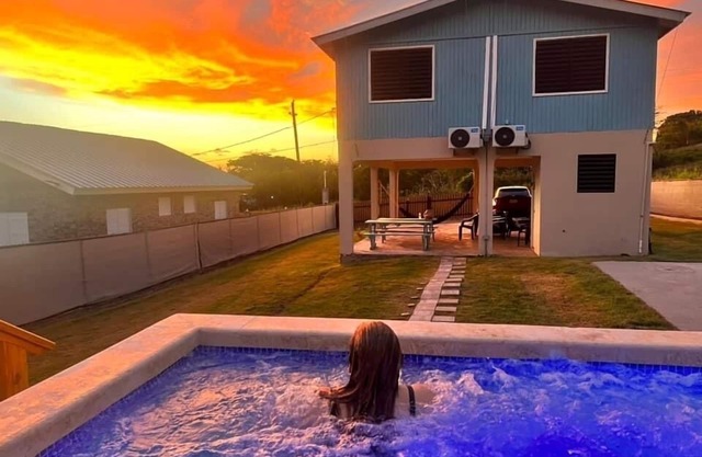 6 min walk to beach/private pool/AC