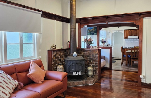 6 Mins to Brisbane City–Stylish Retreat