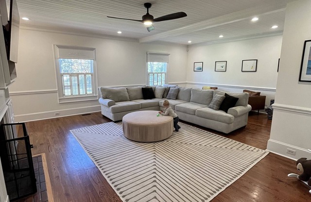6 minute drive to fairgrounds, 6 minute walk to downtown