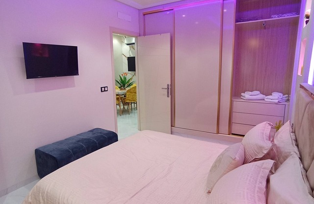6 minutes drive to the beach! Family-sized condo with AC & Netflix