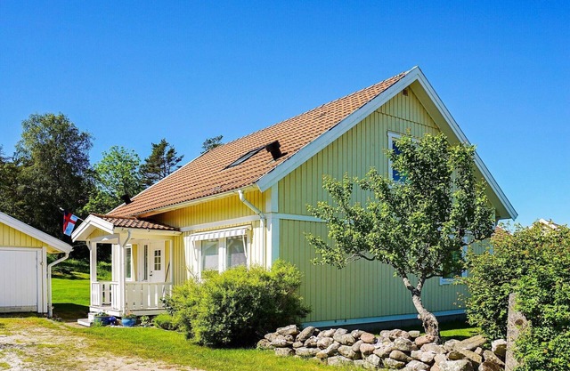 6 person holiday home in HAVSTENSSUND